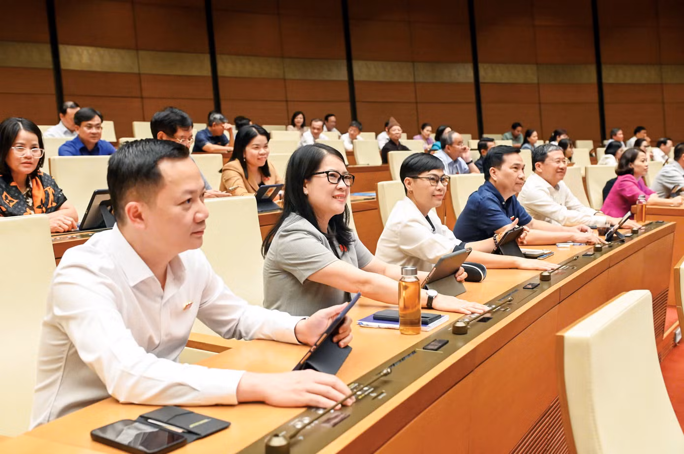 Các đại biểu Quốc hội biểu quyết thông qua các quyết sách quan trọng tại Kỳ họp thứ 9