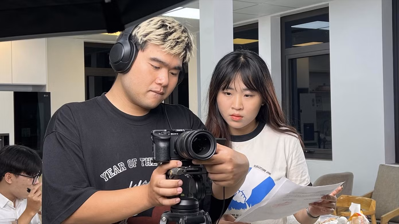 Trợ lý Nguyễn Thuỳ Linh (bên phải) chọn làm công việc này để tạo bước đệm trở thành một TikToker trong tương lai