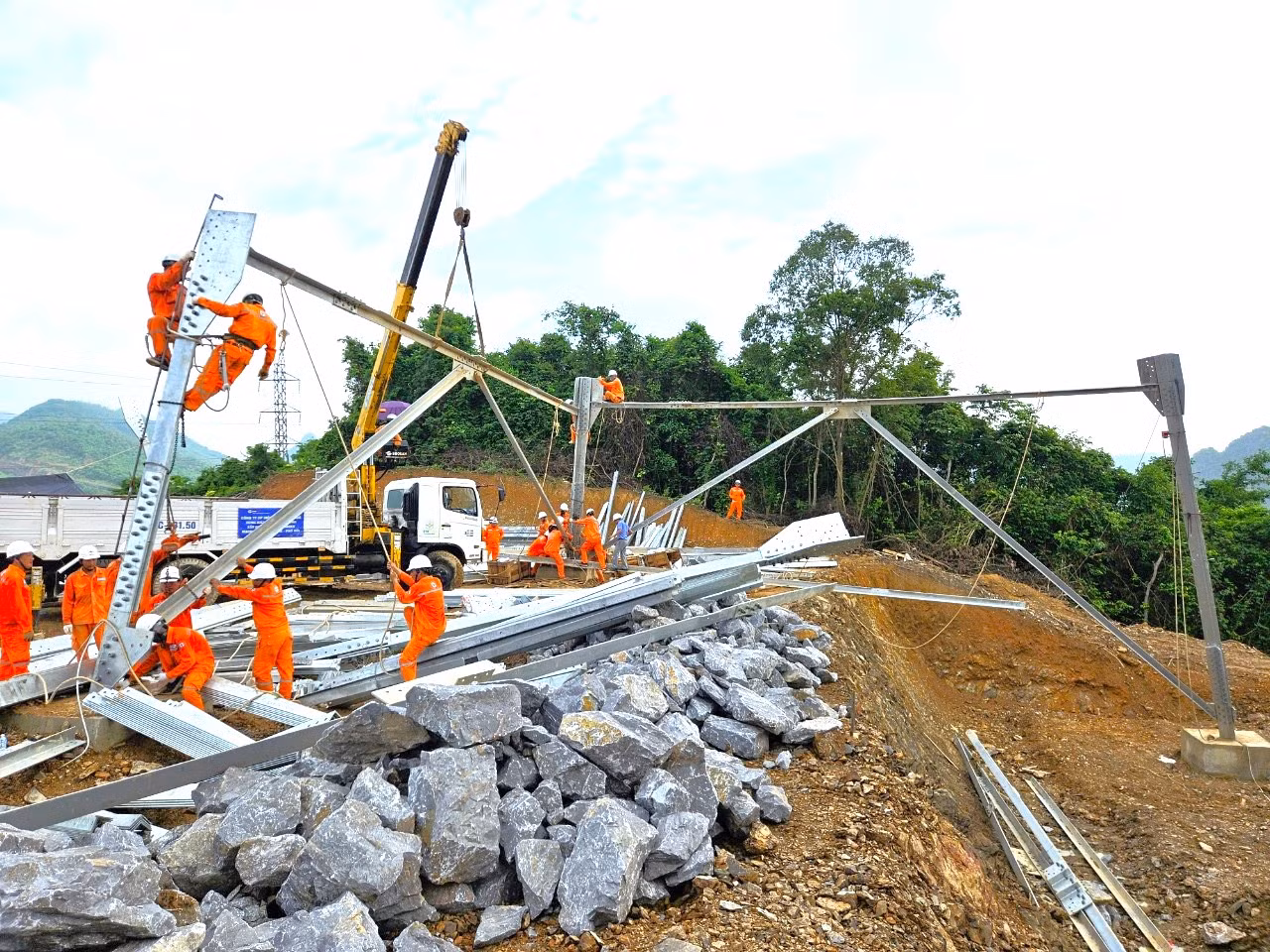 Các đơn vị dựng cột Đường dây 500 kV mạch 3 Quảng Trạch - Phố Nối