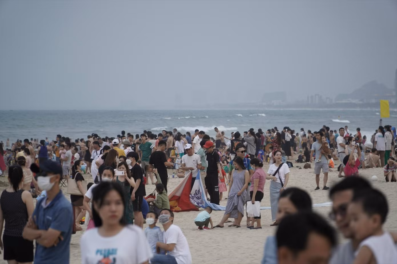 Người dân đổ về bãi biển tắm, vui chơi trong những ngày nắng nóng. Ảnh: Thái Lâm