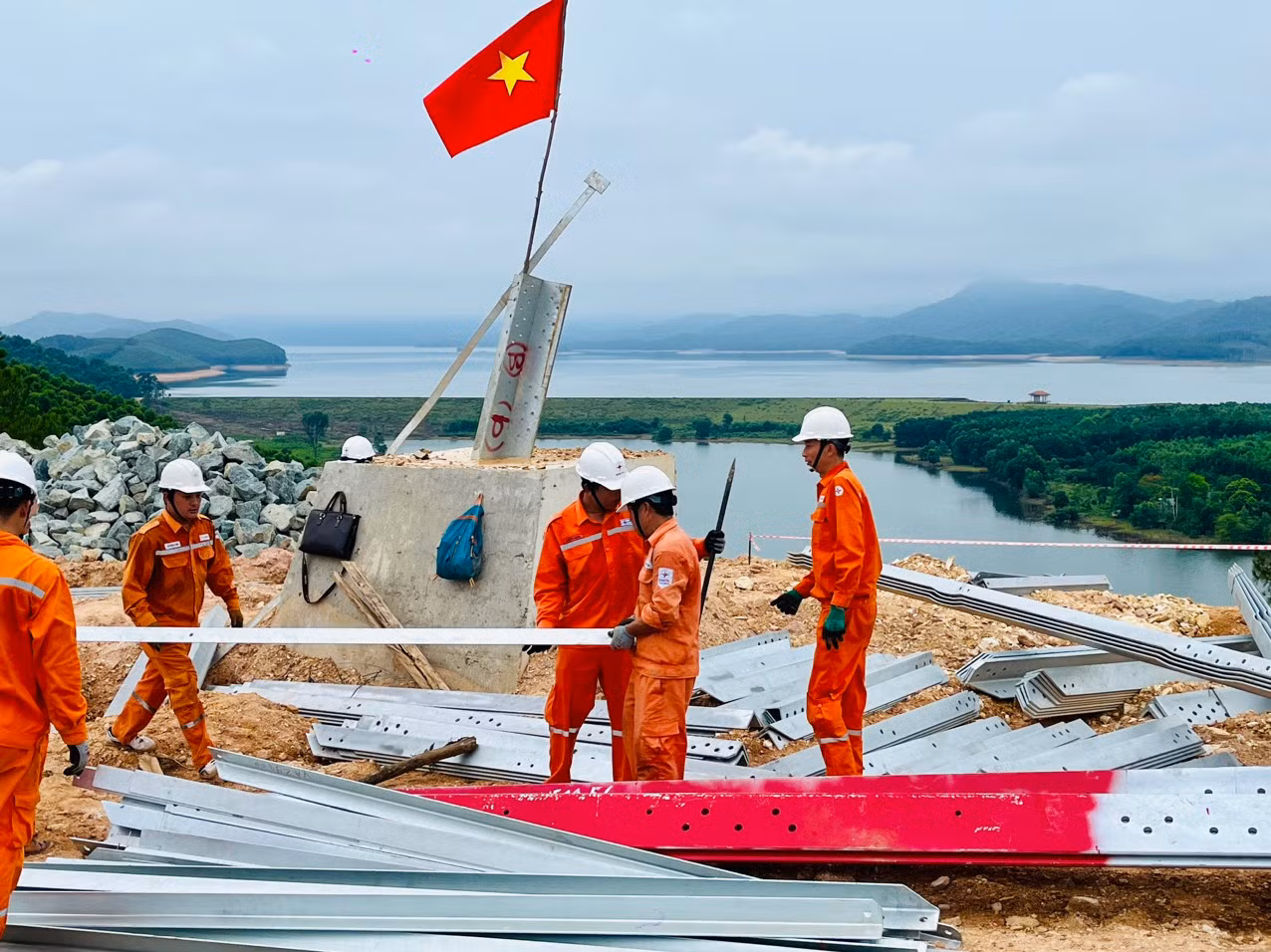 Thi công dựng cột Đường dây 500 kV mạch 3 Quảng Trạch - Phố Nối với phương châm “móng không đợi cột, cột không đợi dây”