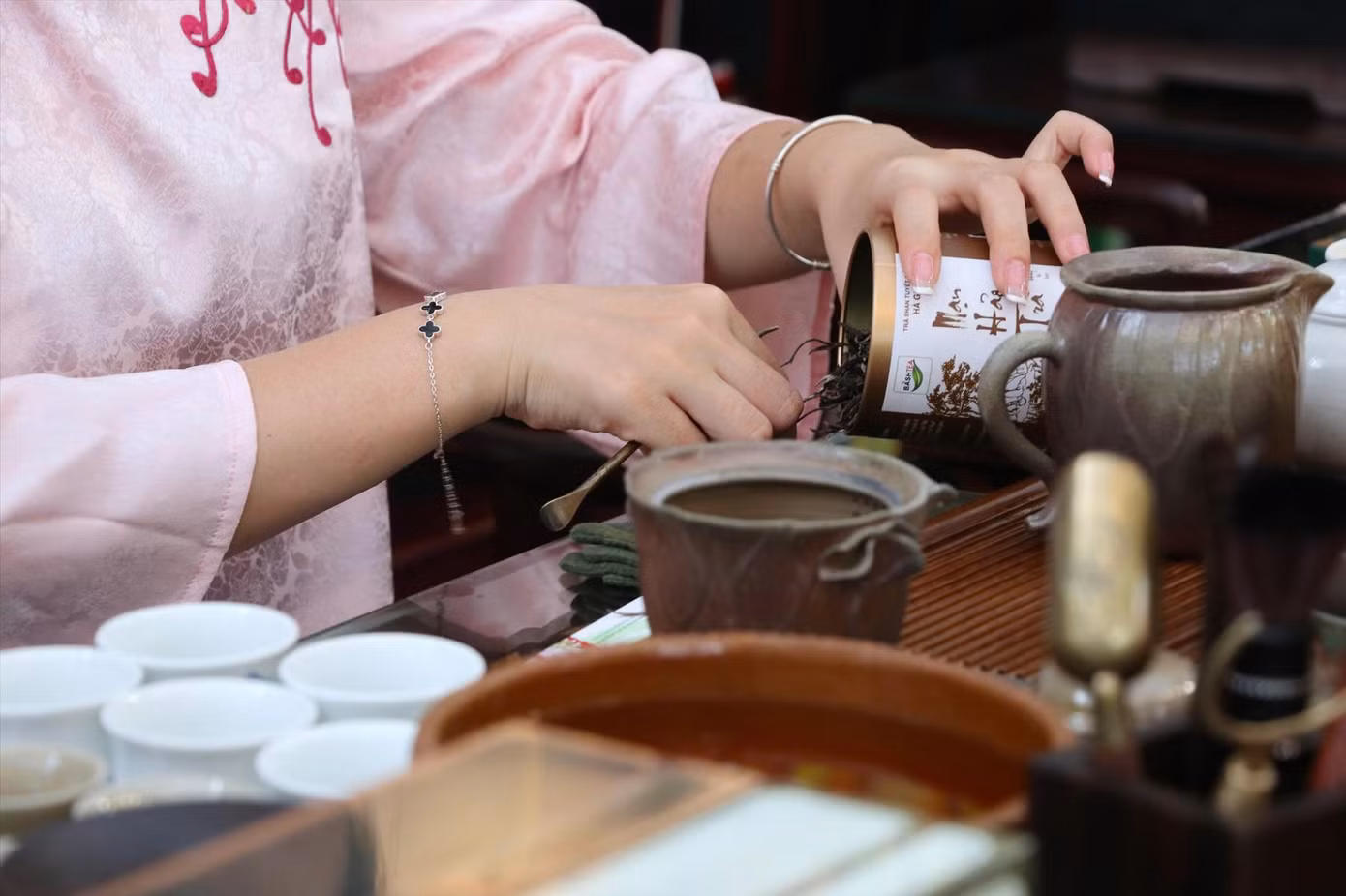 Thưởng trà sen Hà Nội.