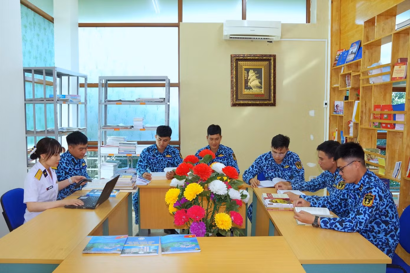 Đọc sách tại thư viện đã góp phần giúp cán bộ, thủy thủ Lữ đoàn tàu ngầm 189 làm chủ tri thức để hoàn thành tốt nhiệm vụ.