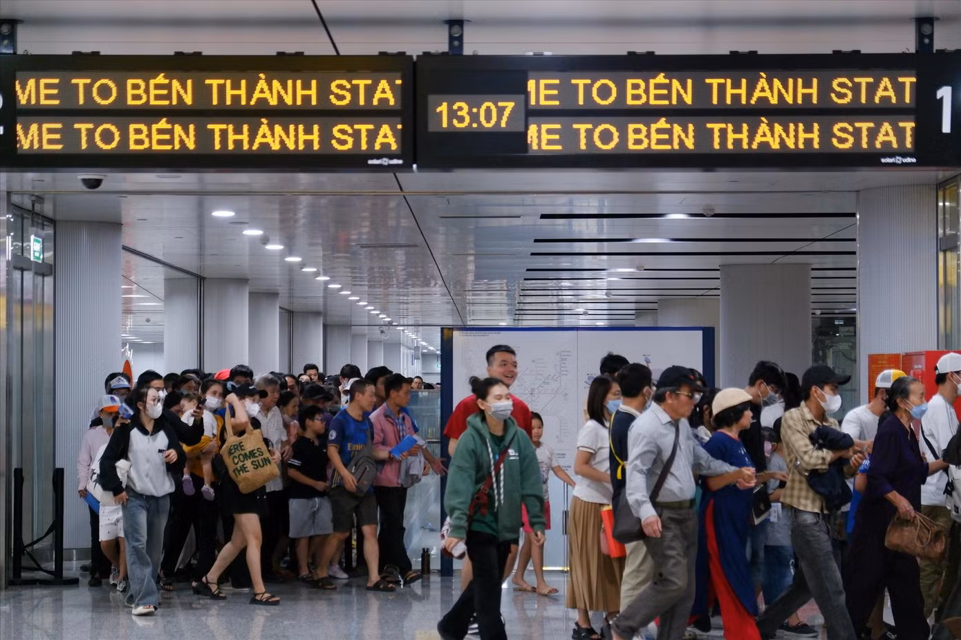 Metro TPHCM đón hơn 700.000 hành khách sau 1 tuần vận hành. Ảnh: Hữu Huy