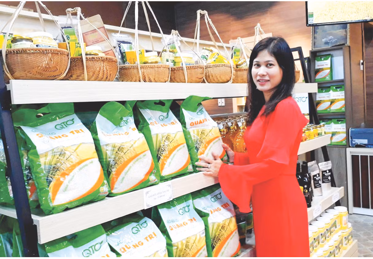 Doanh nhân Diễm Lệ trước quầy hàng sản phẩm tại một hội chợ quốc tế ở TPHCM