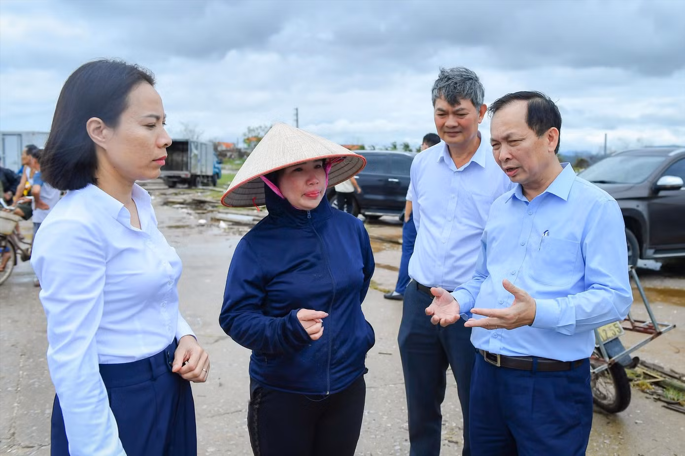 Phó Thống đốc Ngân hàng Nhà nước Đào Minh Tú đi thực tế tại Quảng Ninh và gặp các hộ dân có vay ngân hàng bị ảnh hưởng sau bão số 3. Ảnh: N.H