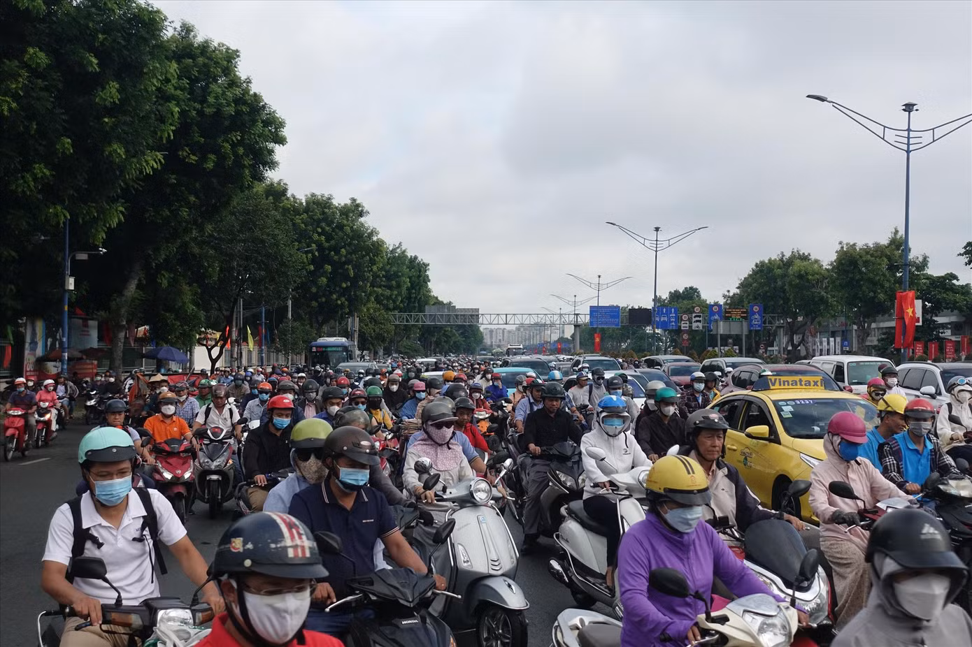 Đường Trường Chinh (quận Tân Bình) ùn ứ trong giờ cao điểm. Ảnh: HH