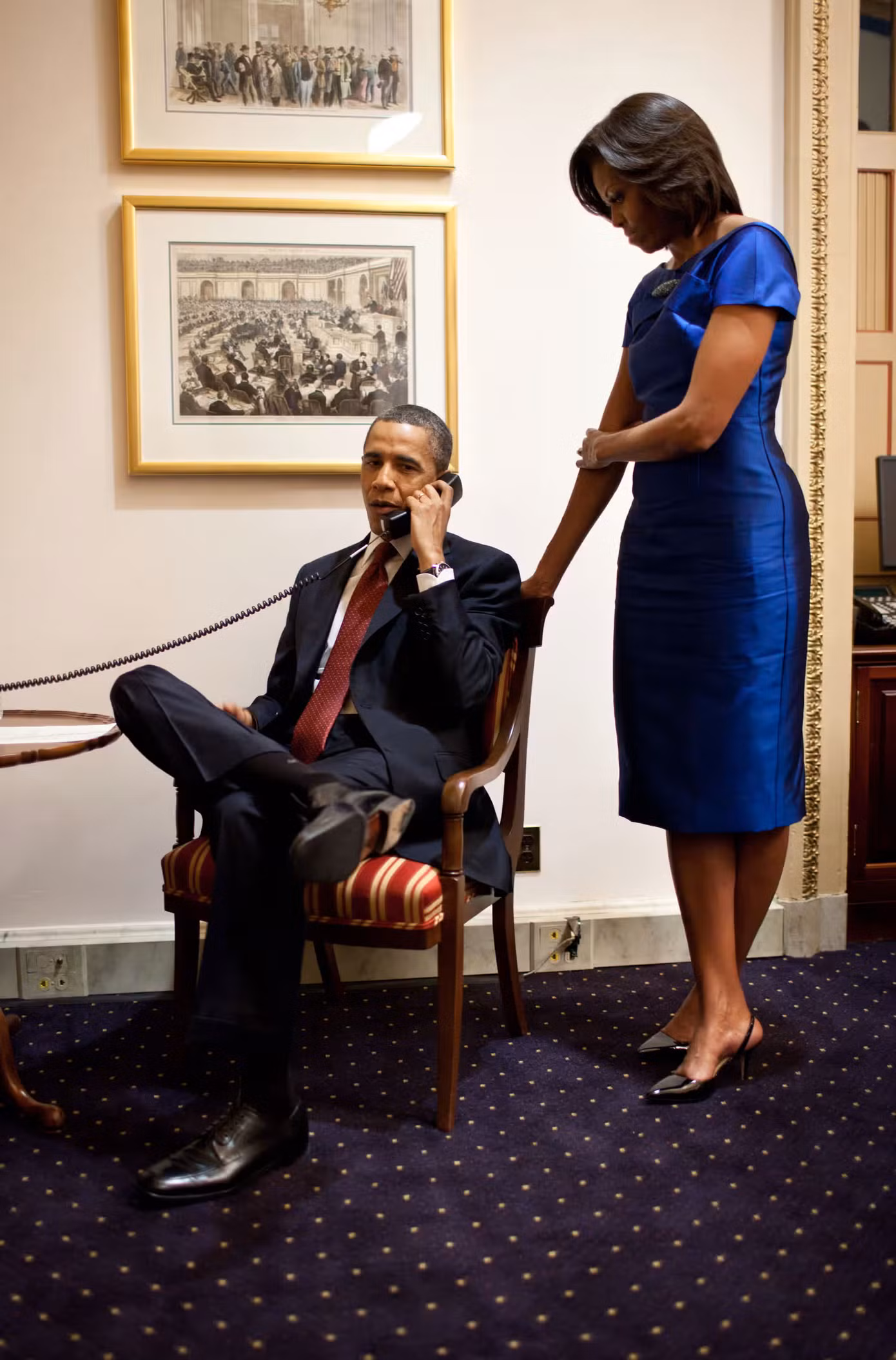 Cựu tổng thống Barack Obama (cùng vợ Michelle) thông báo ông John Buchanan rằng con gái ông đã được giải cứu