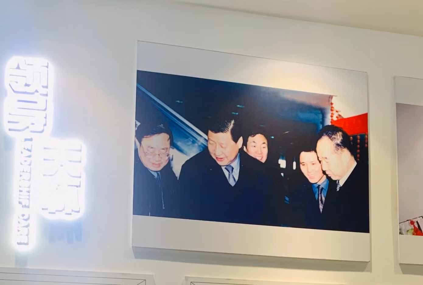 Trên tường phòng trưng bày của chợ ngọc trai Chư Kỵ Sơn Hạ Hồ treo các bức ảnh có chủ đề “Sự quan tâm của lãnh đạo” và ở vị trí trang trọng nhất là ảnh chụp Bí thư Tỉnh ủy Chiết Giang Tập Cận Bình thị sát chợ ngọc trai vào tháng 2/2003. (Ảnh: Linh Nhi)