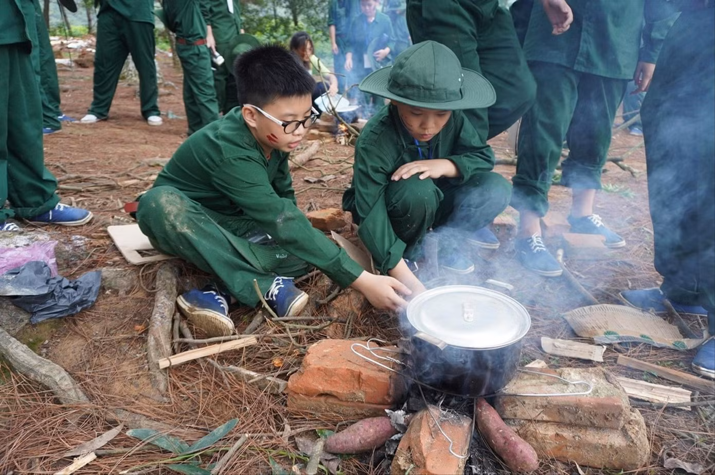 “Chiến sĩ nhí” nấu ăn trên đường hành quân xuyên rừng
