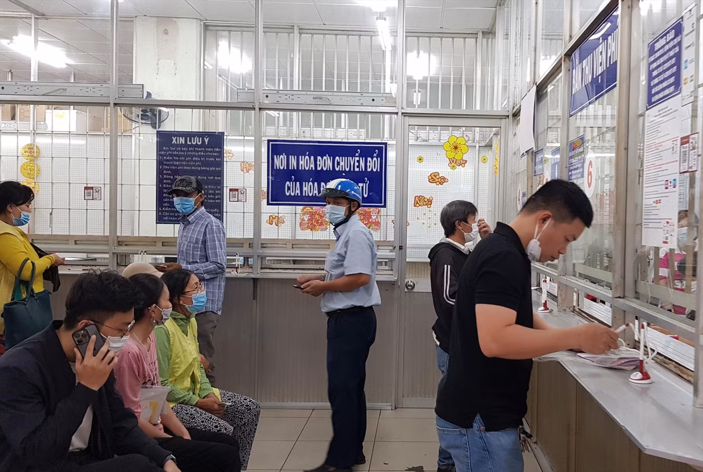 Nhiều phụ huynh sau khi nhận điện thoại từ “thầy giáo” hoảng hốt đến bệnh viện tìm con. Ảnh: Vân Sơn
