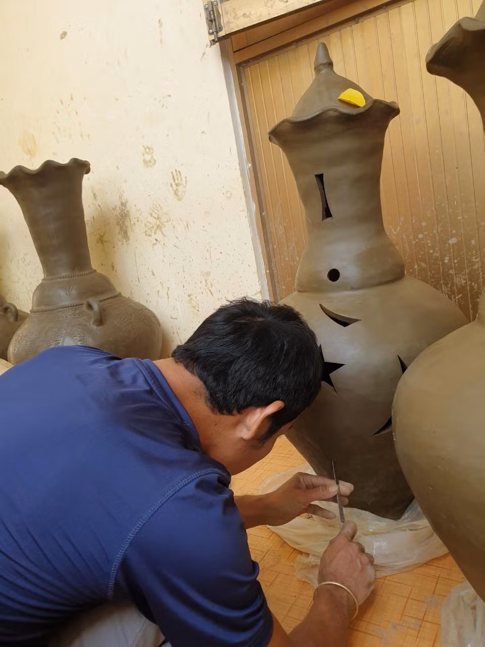 Hiện đã có một số đàn ông tham gia làm gốm