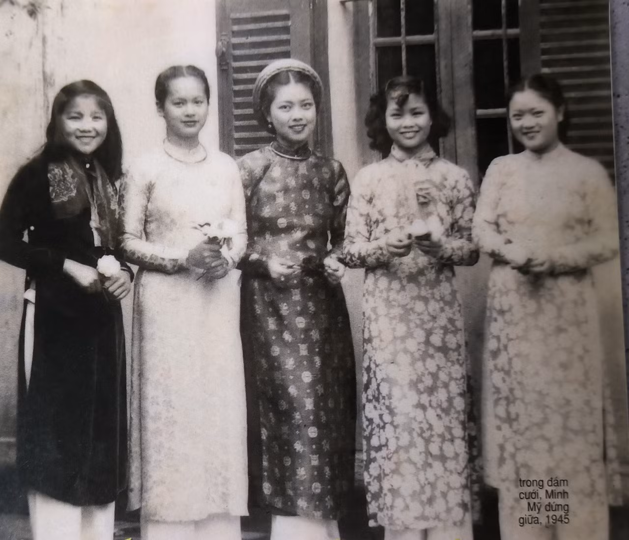 Cô dâu Minh Mỹ (giữa) năm 1945.