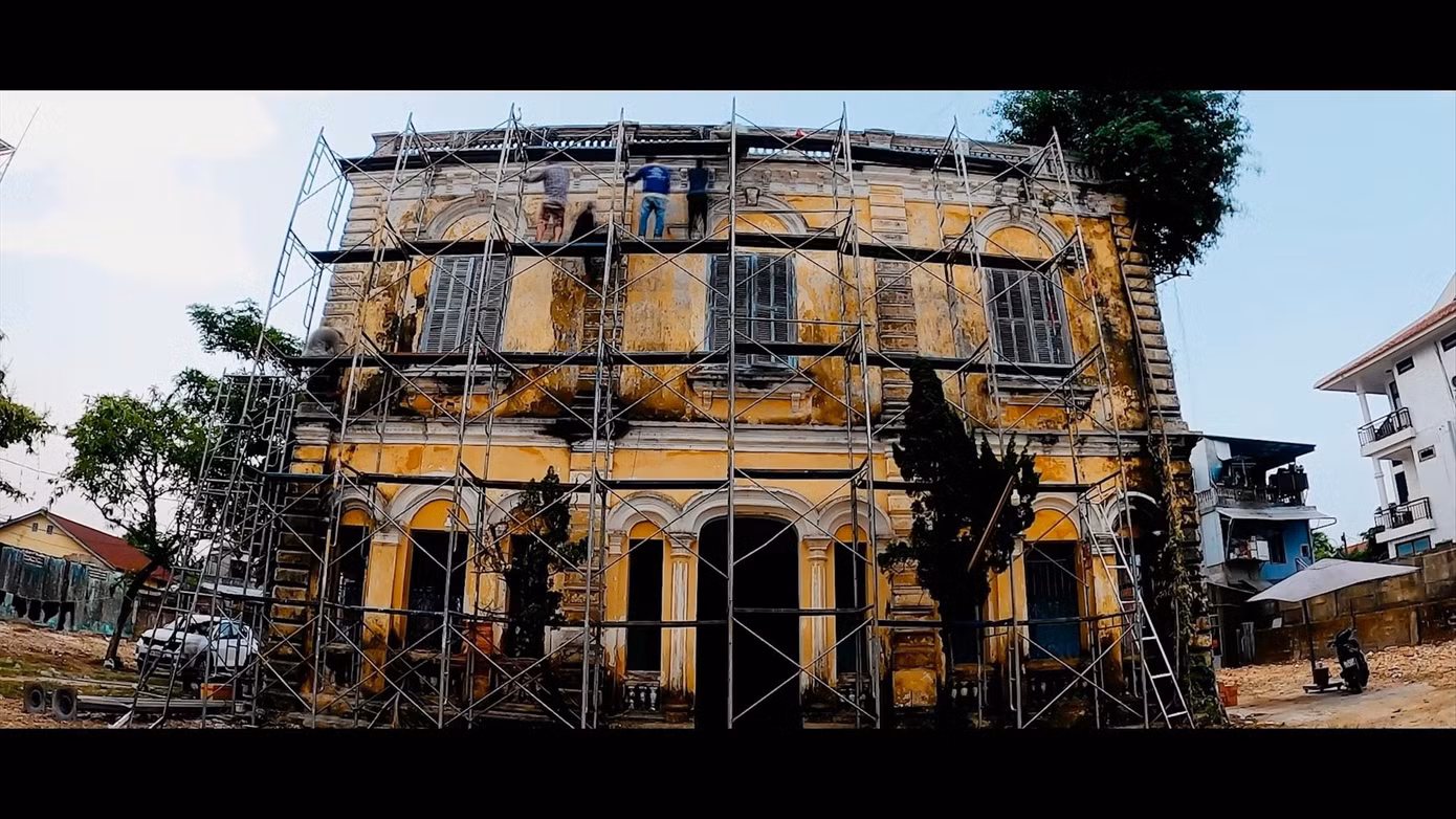 Ê-kíp Linh miêu chi tiền tỷ để trùng tu một biệt thự ở Huế làm bối cảnh phim.