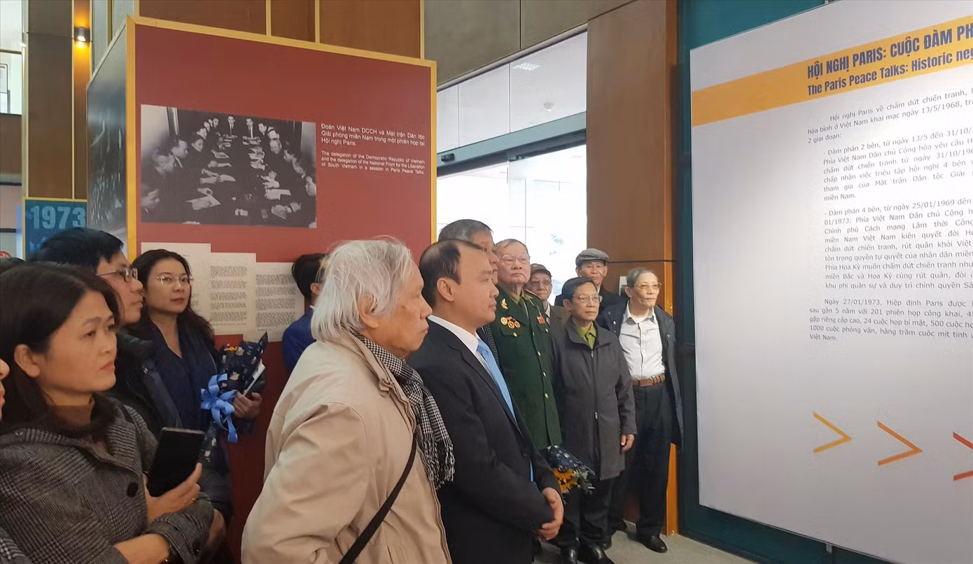 Các đại biểu xem và nghe thuyết minh tại Triển lãm “Hội nghị Paris - Cuộc đàm phán lịch sử” Ảnh: KIẾN NGHĨA