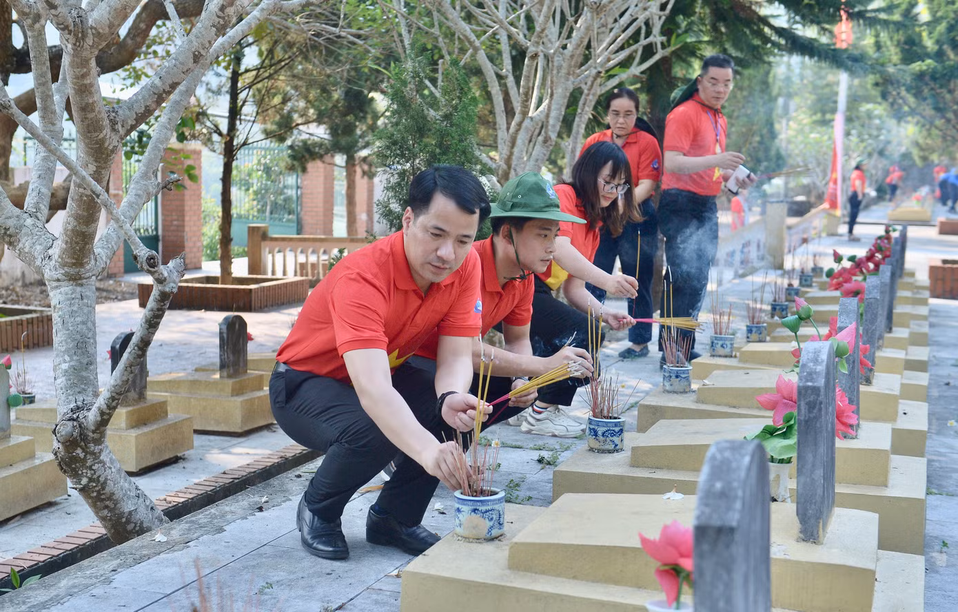 Anh Ngô Văn Cương - Bí thư T.Ư Đoàn cùng đại biểu hành trình “Tôi yêu Tổ quốc tôi” thắp hương mộ liệt sĩ tại Nghĩa trang Liệt sĩ TNXP xã Chăn Nưa, huyện Sìn Hồ, tỉnh Lai Châu Anh Ngô Văn Cương - Bí thư T.Ư Đoàn cùng đại biểu hành trình “Tôi yêu Tổ quốc tôi” thắp hương mộ liệt sĩ tại Nghĩa trang Liệt sĩ TNXP xã Chăn Nưa, huyện Sìn Hồ, tỉnh Lai Châu