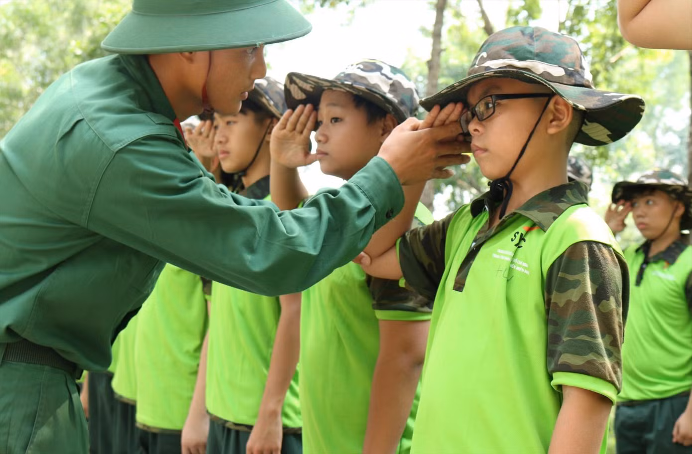 Trẻ em tham gia “Học kỳ quân đội” do Trung tâm Thanh thiếu niên miền Nam tổ chức