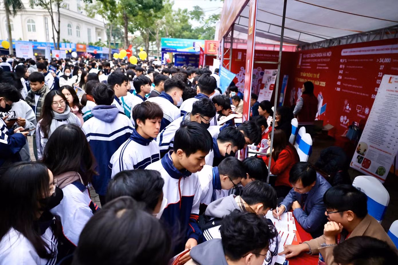 Thí sinh tìm hiểu thông tin tuyển sinh ĐH. Ảnh: NGHIÊM HUÊ