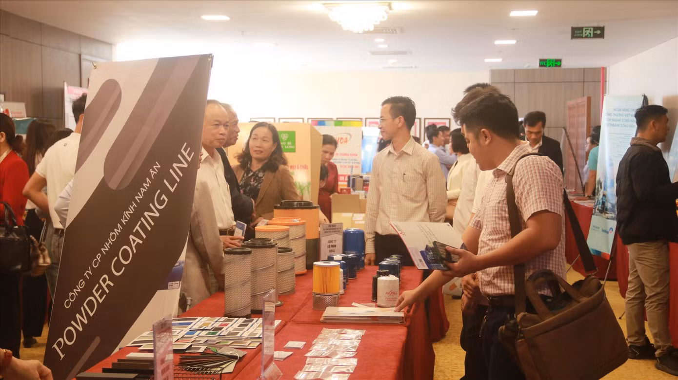 Gần 50 DN trưng bày, giới thiệu sản phẩm công nghiệp hỗ trợ bên lề hội nghị Ảnh: Nguyễn Thành Gần 50 DN trưng bày, giới thiệu sản phẩm công nghiệp hỗ trợ bên lề hội nghị Ảnh: Nguyễn Thành