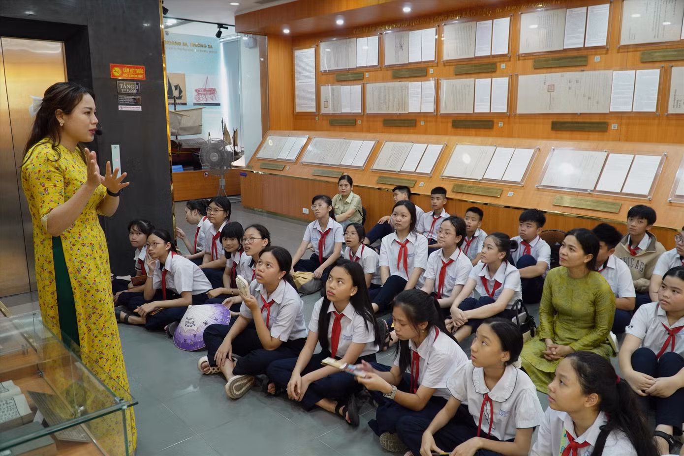 Học sinh say sưa với câu chuyện chủ quyền biển đảo được kể trong Nhà trưng bày Hoàng Sa. Ảnh: Thanh Hiền