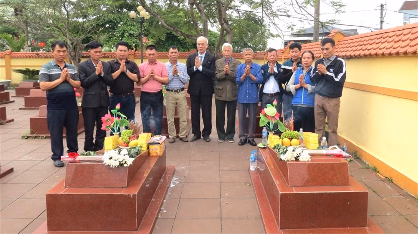 Đám cưới đặc biệt của chị Nguyễn Thị Diễn và anh Đặng Văn Cự được hai gia đình tổ chức tại nghĩa trang liệt sĩ vào tháng 4/2022