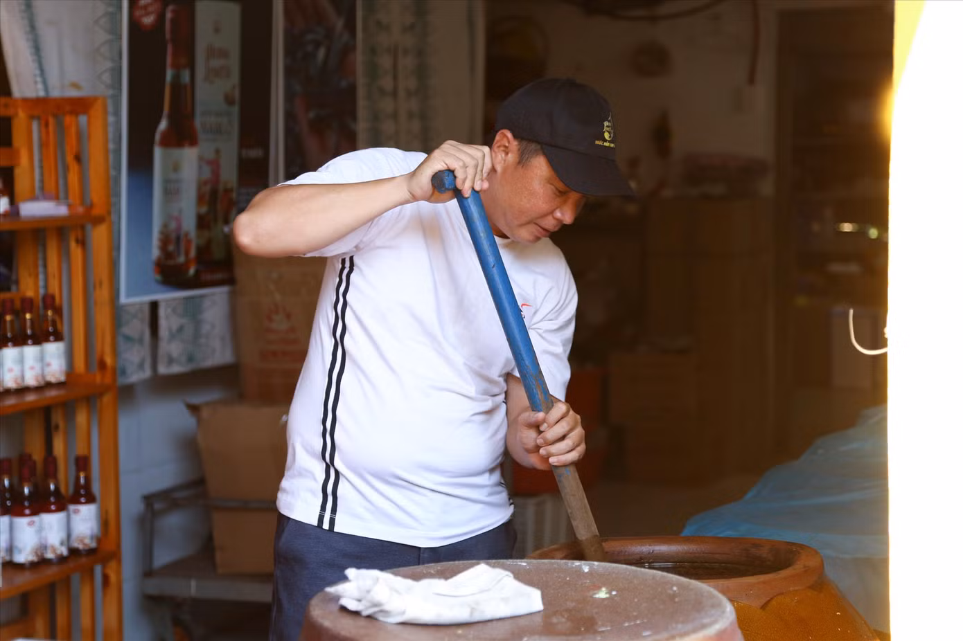 Những người trẻ như Bùi Thanh Phú đang ngày ngày đưa thương hiệu nước mắm Nam Ô vươn xa. Ảnh: Giang Thanh