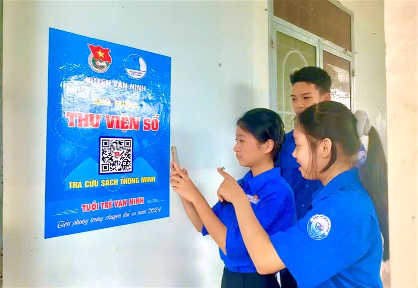 Với chiếc điện thoại thông minh có kết nối internet, quét mã QR là các bạn trẻ có thể truy cập vào thư viện số đọc được nhiều loại sách