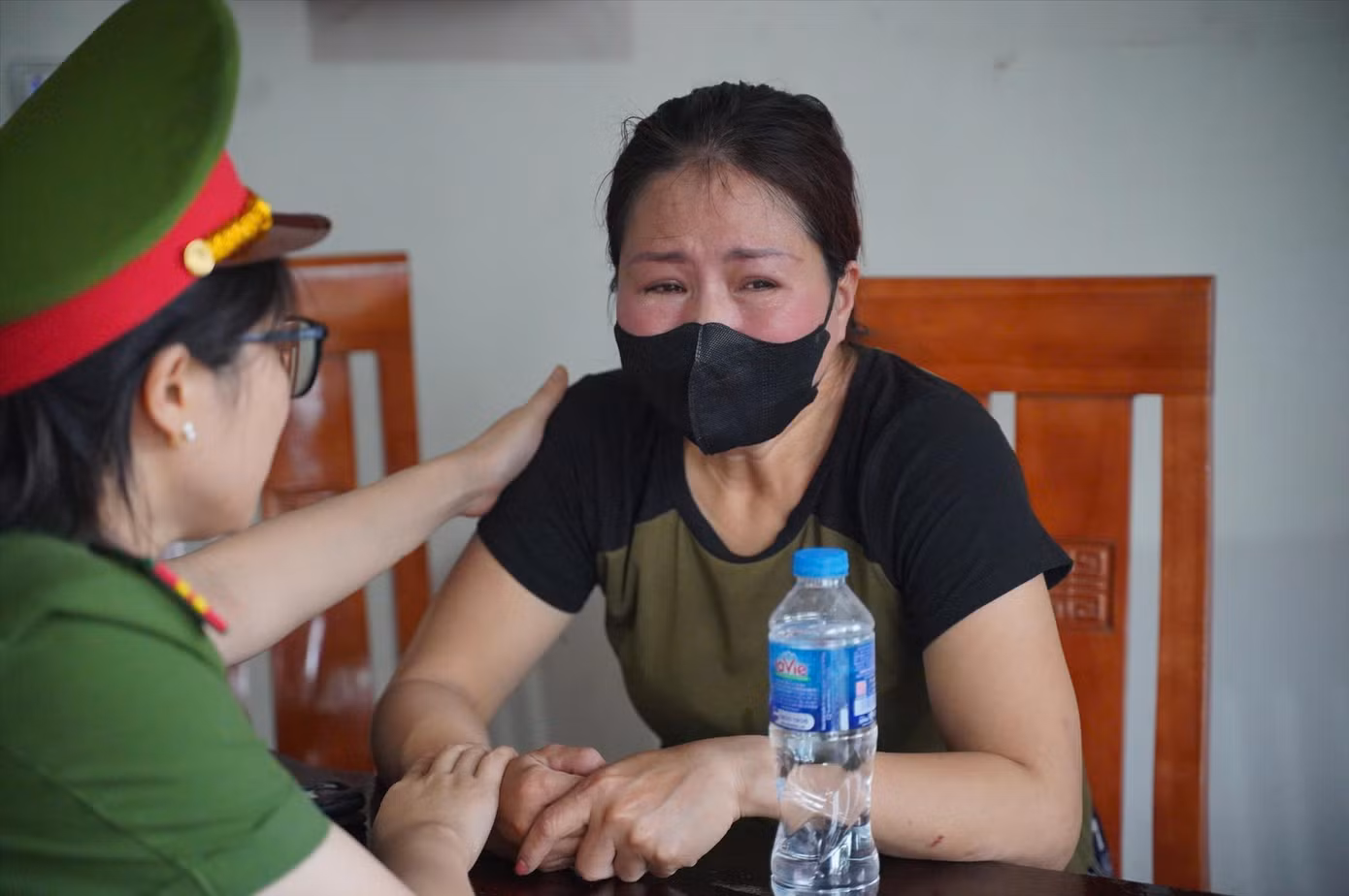 Chị Dương Thị Yến đau buồn ngóng tin em trai