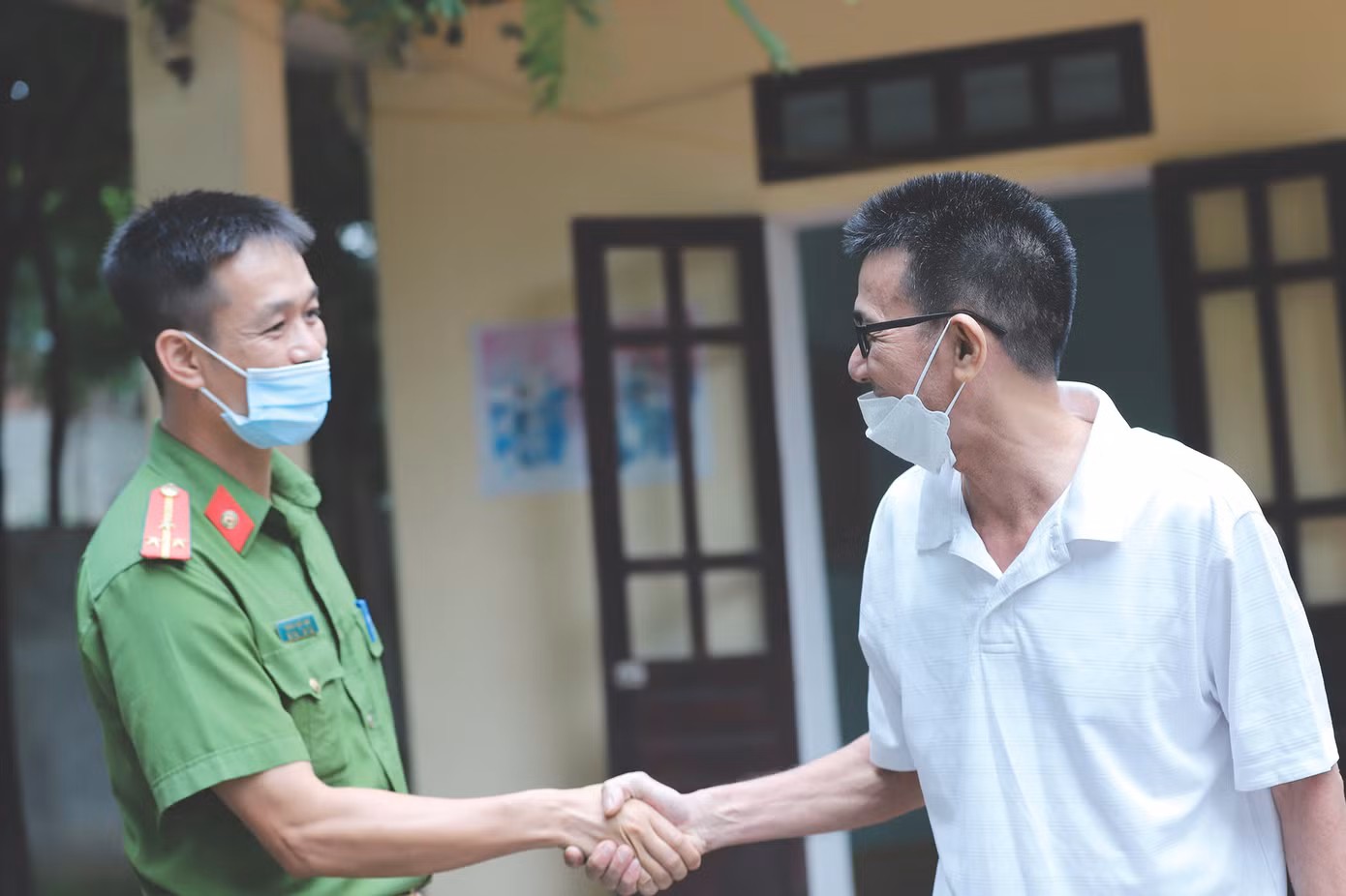 Người đàn ông sau khi được đặc xá dịp 2/9/2022 tại trại giam Vĩnh Quang, huyện Tam Đảo, Vĩnh Phúc chia tay cán bộ quản giáo để về nhà