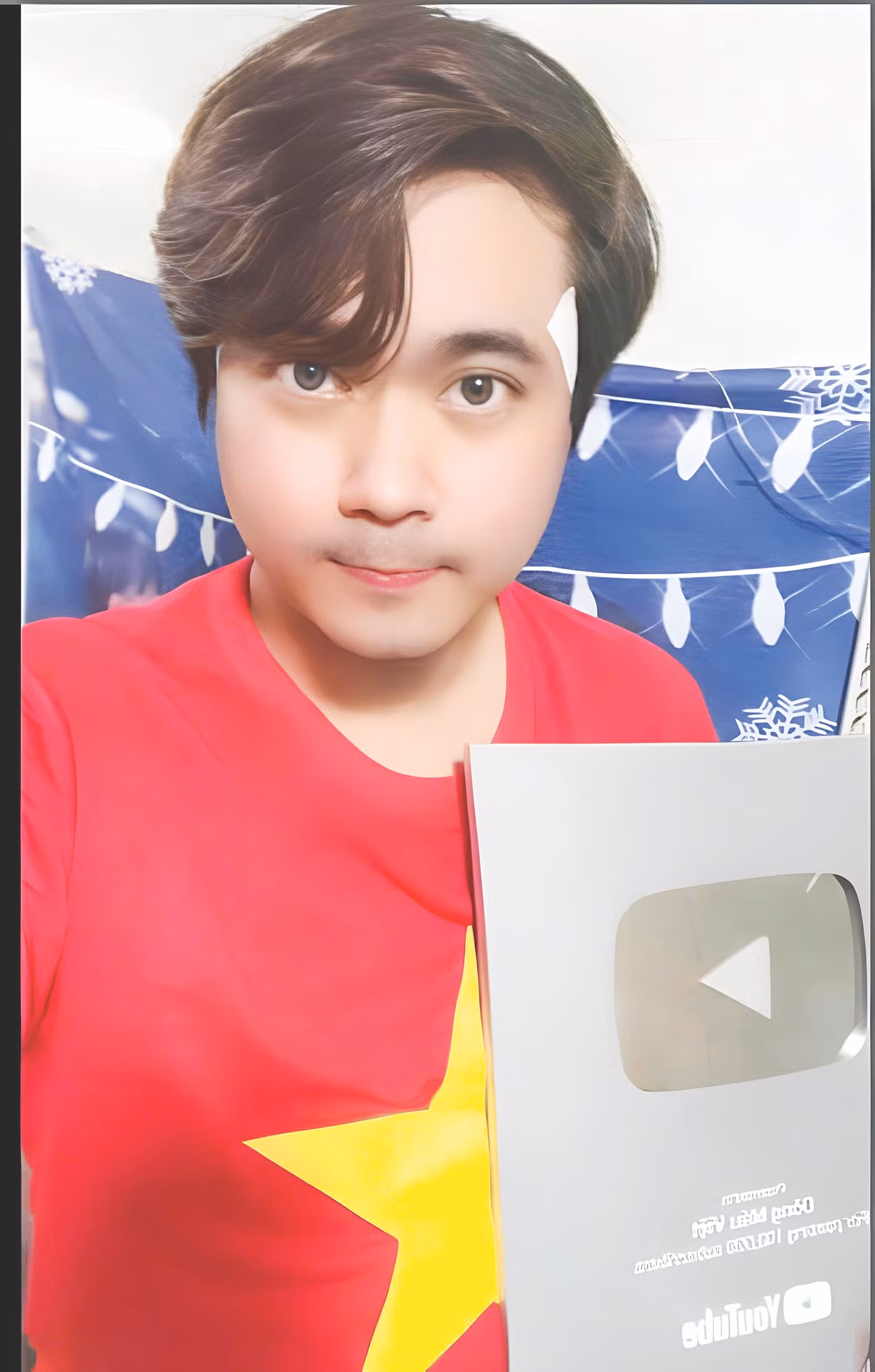 Anh Phạm Huy Hoàng, kênh Dòng Máu Việt chụp ảnh cùng nút bạc YouTube