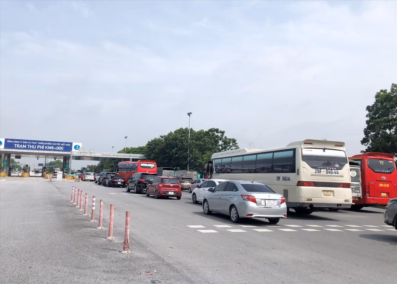 Ùn tắc kéo dài do xe phải dừng lấy vé trả tiền mặt tại trạm thu phí cao tốc Nội Bài - Lào Cai sáng 18/7 Ảnh: Anh Trọng