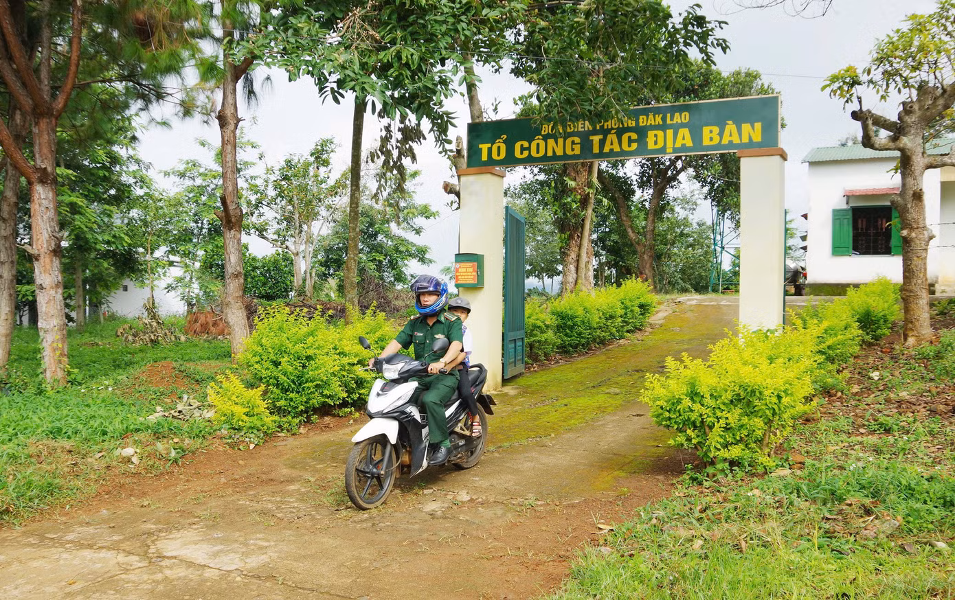 “Con nuôi biên phòng” được đưa đến trường