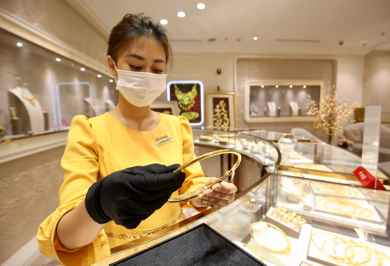 Giá vàng bất ngờ quay đầu tăng trở lại, người dân vẫn hững hờ. Ảnh Như Ý Giá vàng bất ngờ quay đầu tăng trở lại, người dân vẫn hững hờ. Ảnh Như Ý