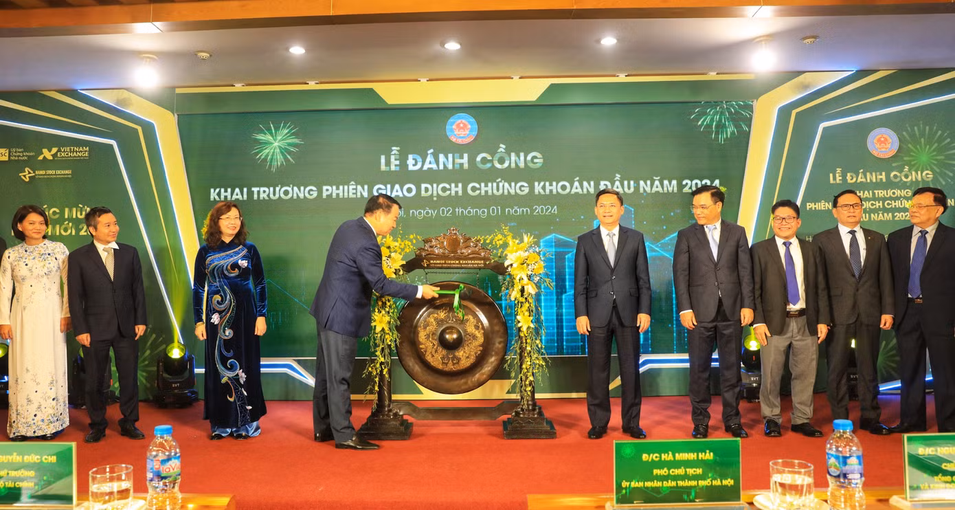 Thứ trưởng Nguyễn Đức Chi thực hiện nghi thức đánh cồng khai trương phiên giao dịch chứng khoán đầu tiên của năm 2024.