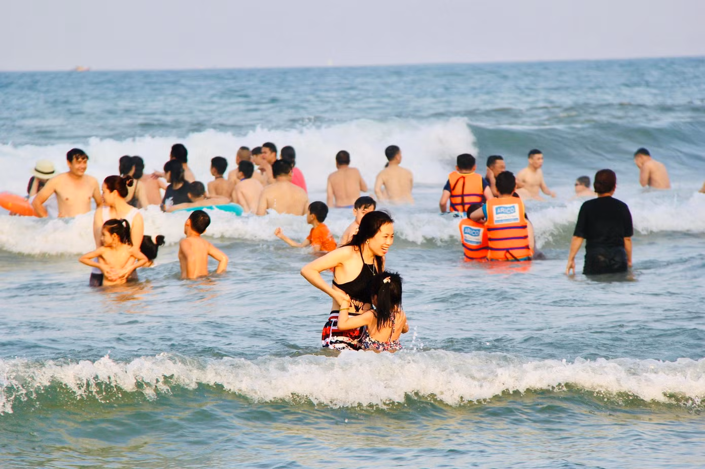 "Kỳ nghỉ lễ kéo dài 3 ngày nên Đà Nẵng sẽ rất đông khách. Vậy nên nhóm mình quyết định đợi tới ngày nghỉ lễ thứ 3 mới xuống Đà Nẵng, nhưng nào ngờ du khách vẫn quá đông", nhóm bạn đến từ Kon Tum cho biết.