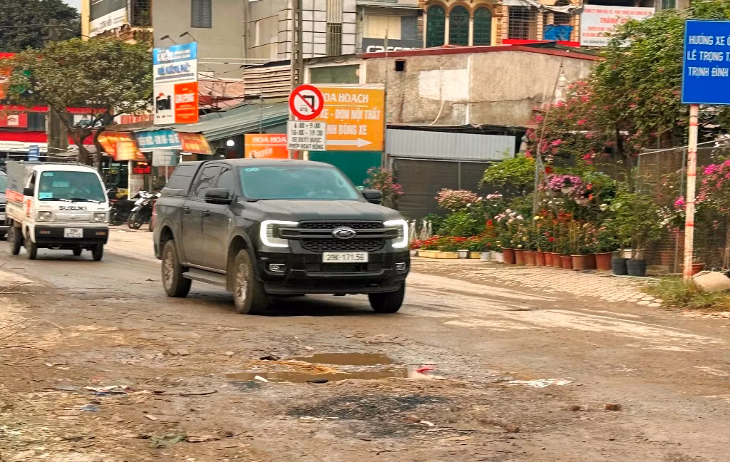 Mặt đường tuyến phố Nguyễn Cảnh Dị đang bị nứt, bong tróc và xuất hiện ổ gà và nhiều đoạn từ nhiều năm nay, đại diện UBND phường Định Công cho biết, hiện trạng tuyến phố đã tồn tại nhiều năm nay và phường đã nhiều lần kiến nghị cần được duy tu, sửa chữa.