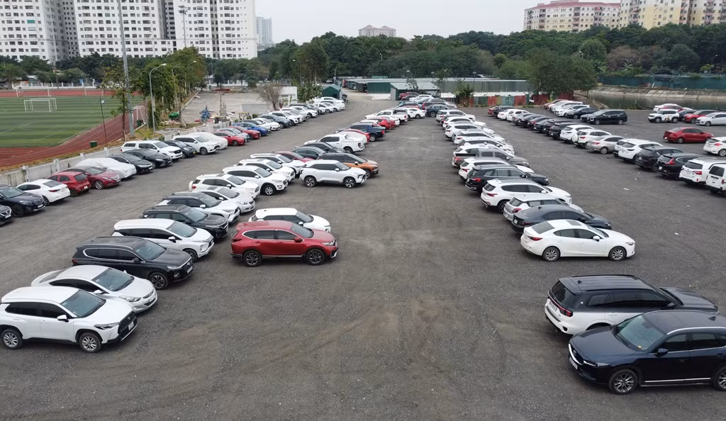 Do thiếu các bãi xe do chính quyền bố trí nên người dân ở Linh Đàm không biết để xe ở đâu. Việc người dân lo lắng, bất an nhất ở các bãi xe tự phát này là tính pháp lý nếu xảy ra các sự cố với xe của họ, cùng với đó là công tác đảm bảo an toàn trong đó có phòng cháy chữa cháy đơn vị nào sẽ đảm bảo?