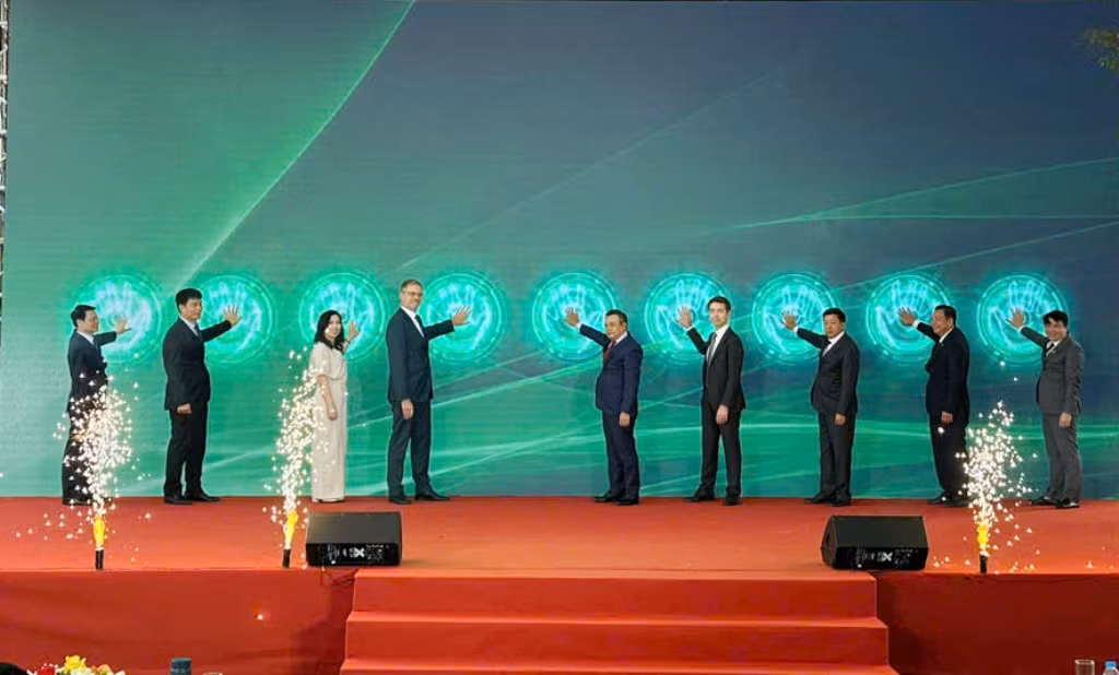Lãnh đạo UBND thành phố Hà Nội và khách mời ấn nút (tượng trưng) chính thức hoàn thành đoạn trên cao.