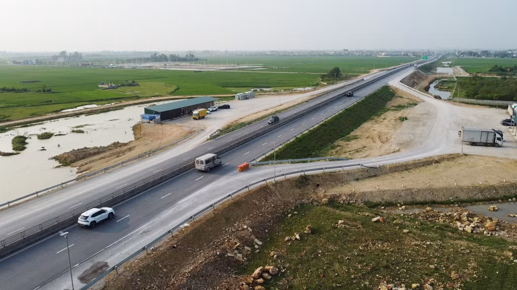 Trạm dừng nghỉ đầu tiên (thứ nhất) trong danh sách này được xây dựng tại trên cao tốc Mai Sơn - QL45, vị trí xây dựng tại Km329+700 thuộc xã Đông Hòa, huyện Đông Sơn, tỉnh Thanh Hoá.