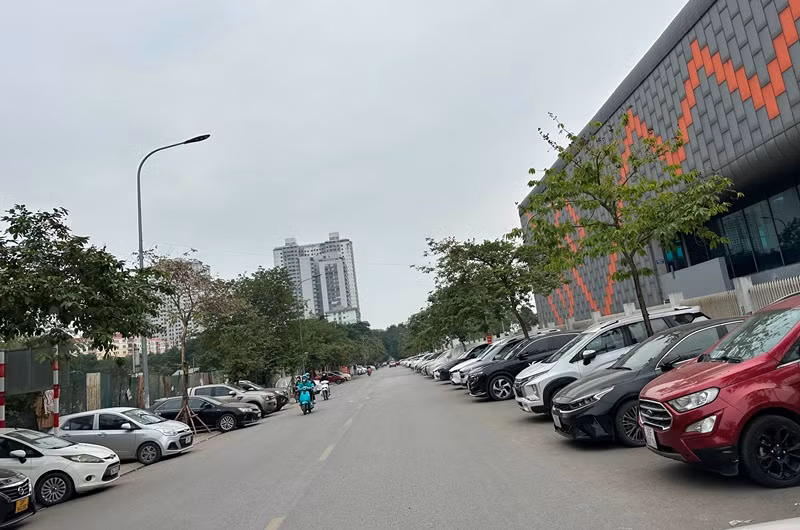 Do chính quyền chưa bố trí được các bãi, điểm trông xe thay thế nên sau khi bãi xe cạnh các tòa nhà HH đóng cửa, xe của người dân đã tràn ra hai bên hè phố, lòng đường