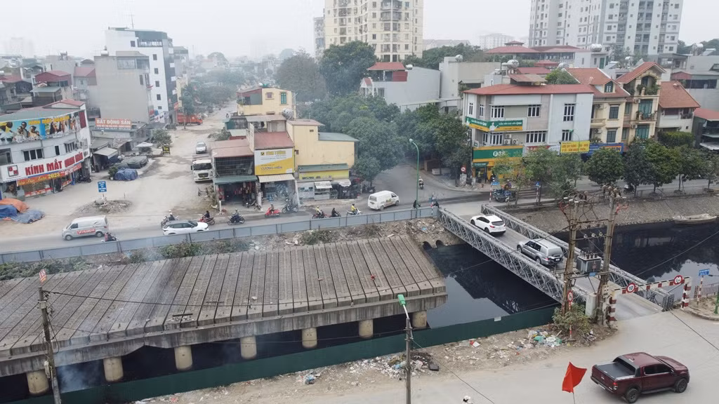 Cầu qua sông Lừ của dự án Vành đai 2,5 đang xây dở dang nhiều năm nay, phương tiện qua đây vẫn phải đi cầu sắt xây dựng tạm.