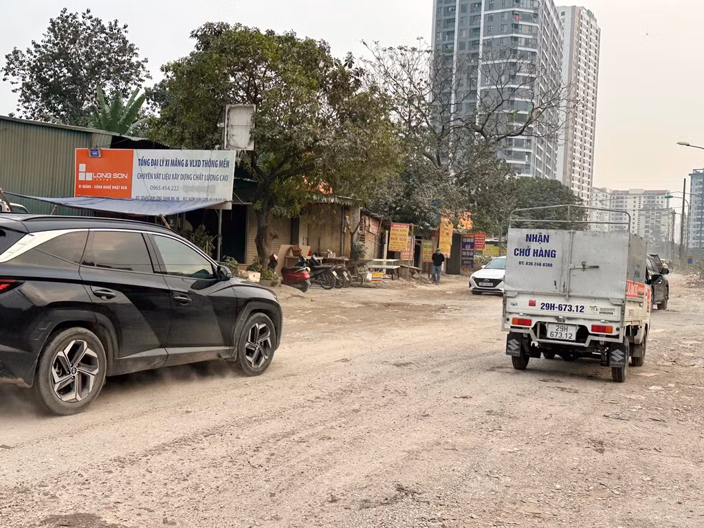 Là tuyến phố nằm ở trung tâm nội đô có chiều dài đến 1,5 km, mặt cắt rộng 4 làn xe, hàng ngày có nhiều phương tiện đi lại nhưng tuyến phố Nguyễn Cảnh Dị đoạn từ khu đô thị Đại Kim đến cầu Định Công (quận Hoàng Mai) đang là một trong những tuyến giao thông có mặt đường xấu, xuống cấp và bụi bặm nhất Hà Nội
