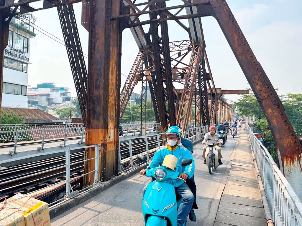 Mặc dù trong vài năm gần đây cầu Long Biên đã được đầu tư hàng trăm tỷ đồng để sửa chữa, tuy nhiên, cầu vẫn xuống cấp nghiêm trọng.