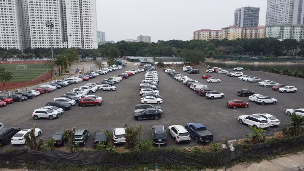 Cùng với đó, nhiều chủ xe chấp nhận mức phí cao, bị thu tiền không chứng từ để vào các bãi xe lậu ở các khu đất dự án đang chậm triển khai.