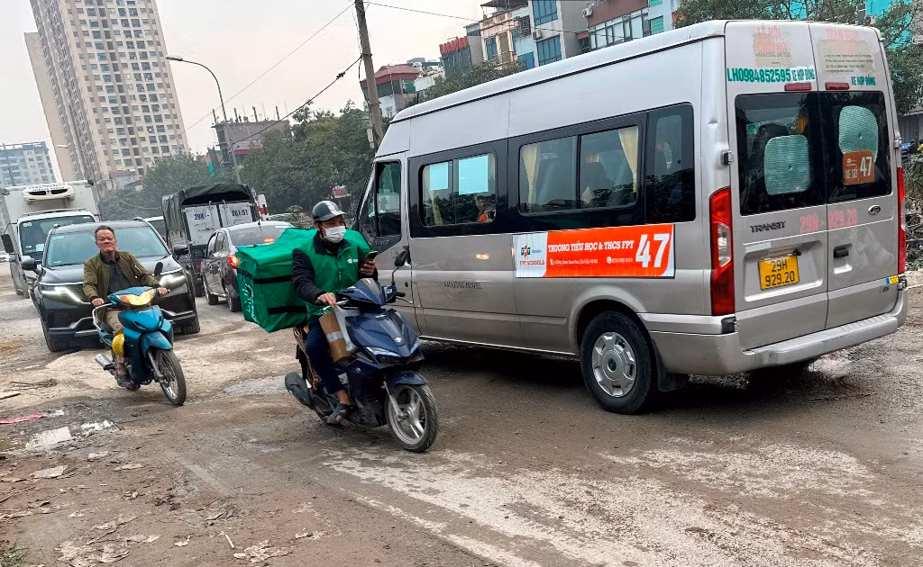 Giao thông thường xuyên ùn tắc và xảy ra va chạm do đường xấu.