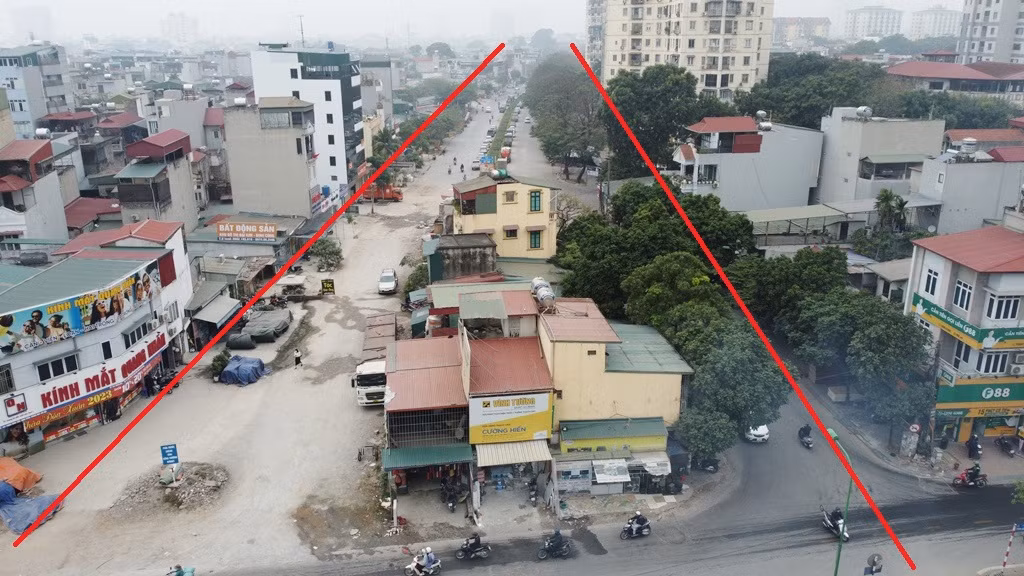 Tại phạm vi dự án Vành đai 2,5 phía Định Công (đường lên xuống hầm phía Tây) mặt bằng chưa giải phóng xong, hiện nhiều nhà dân vẫn đang nằm trên phạm vi dự án.