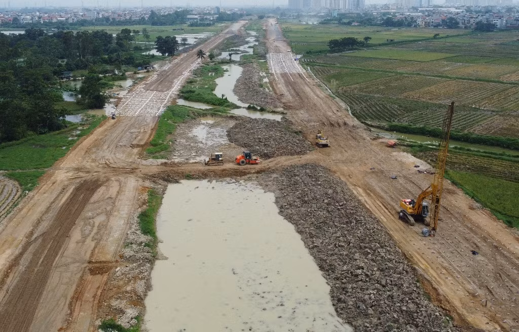 Đường song hành Vành đai 4 đã hiện hình hài và đảm bảo tiến độ hoàn thành vào cuối năm 2025.