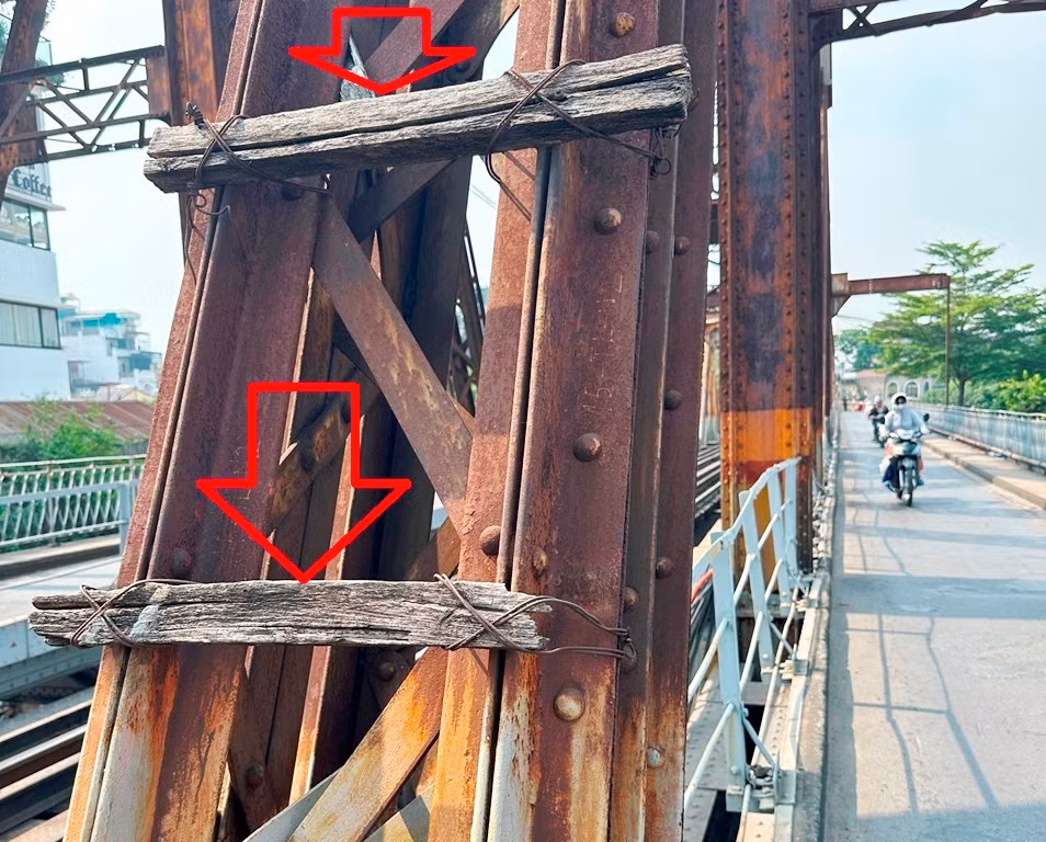Tại giàn thép được đánh số 10-TL-N2 chiều nội thành Hà Nội sang Long Biên, giữa hai cột đỡ các thanh giằng còn phải dùng các thanh gỗ để buộc chặt các cột đỡ này với nhau.