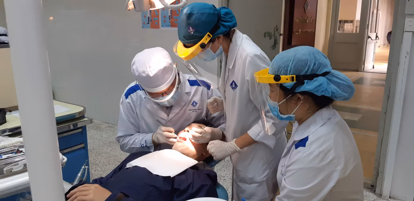 Sinh viên Đại học Y Dược TPHCM thực hành tại trường (ảnh: Nguyễn Dũng)