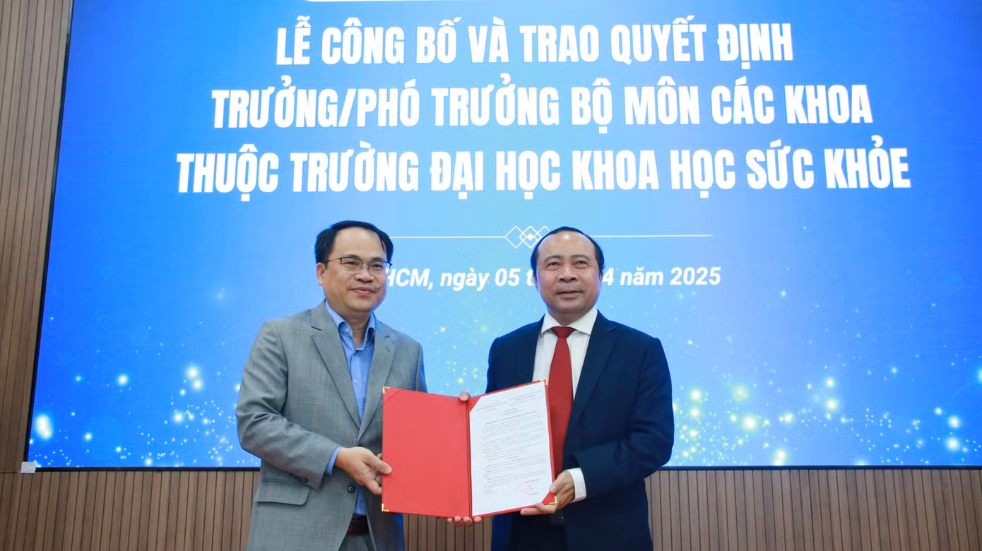 PGS.TS Vũ Hải Quân trao quyết định phân công nhiệm vụ cho TS.DS Nguyễn Quốc Bình, Phó Giám đốc Bệnh viện Chợ Rẫy.